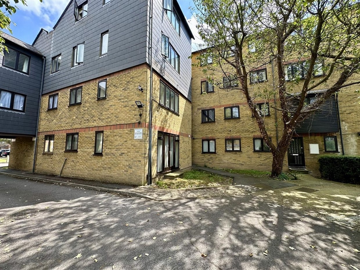 Flat Greenford Avenue in Greater London