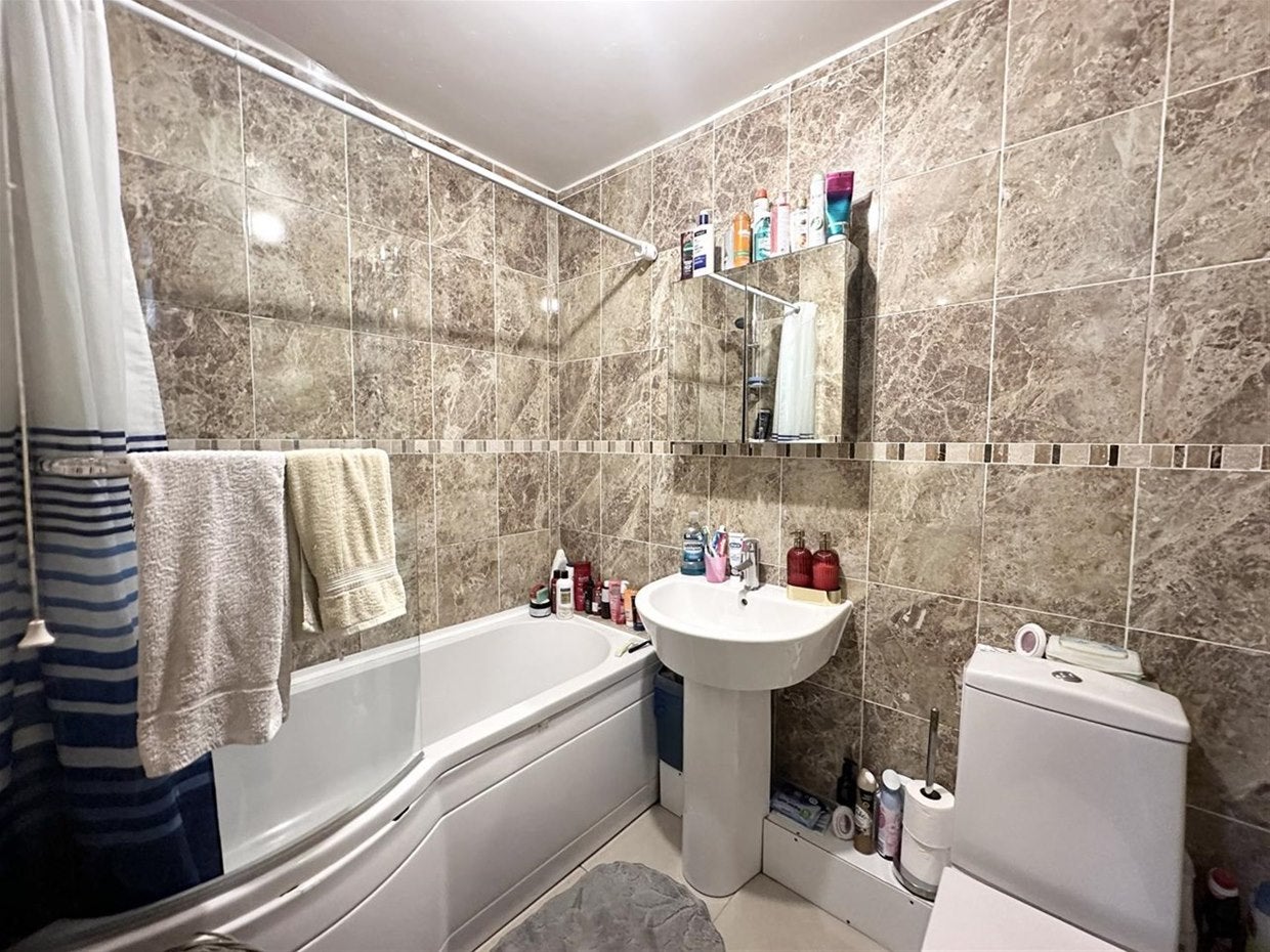 Flat Greenford Avenue in Greater London