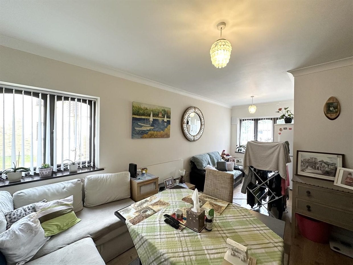 Flat Greenford Avenue in Greater London