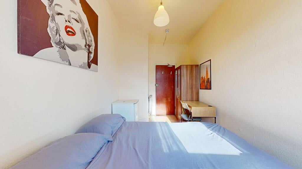 Room Cranhurst Road in Greater London