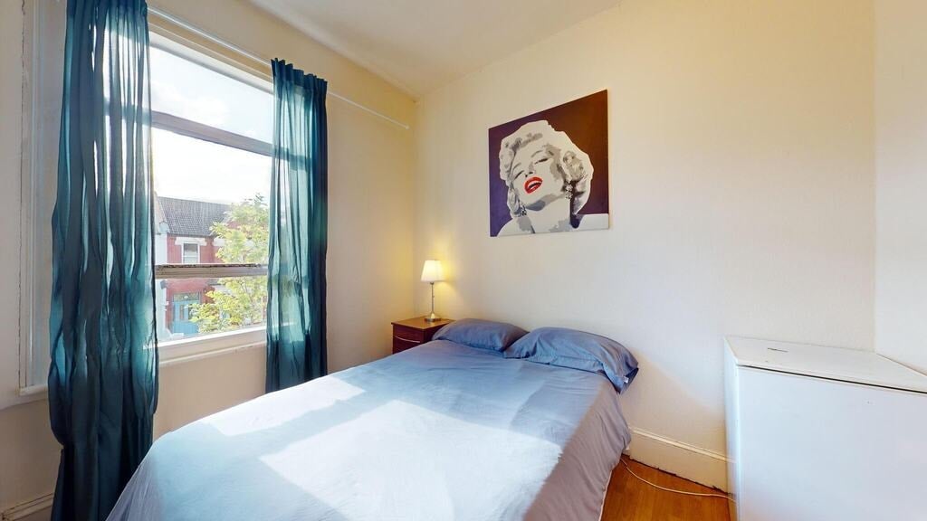 Room Cranhurst Road in Greater London