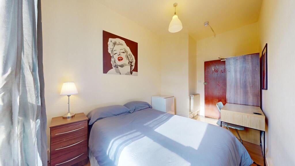 Room Cranhurst Road in Greater London