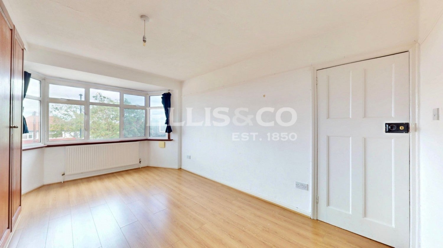 Flat Whitton Avenue East in Greater London