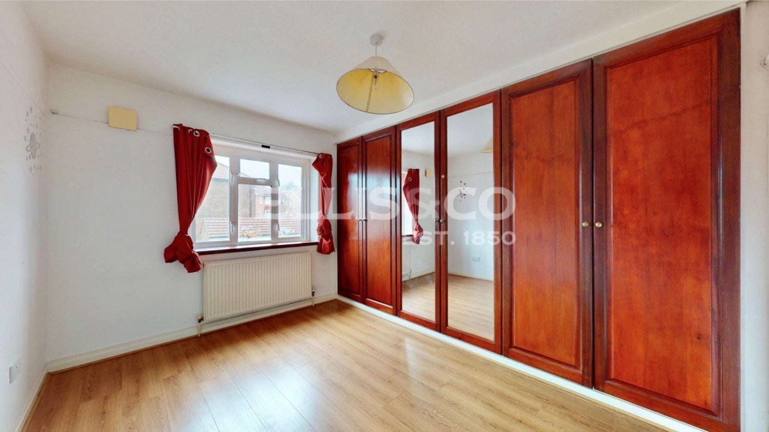 Flat Whitton Avenue East in Greater London