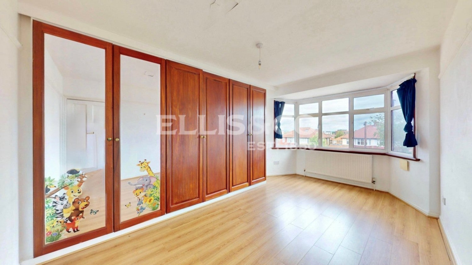 Flat Whitton Avenue East in Greater London