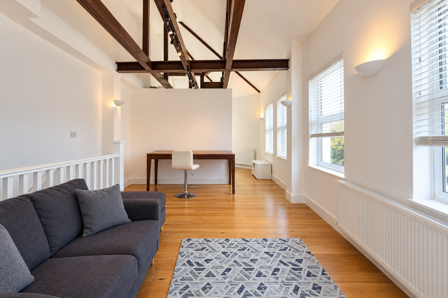 Flat Broadway in Greater London