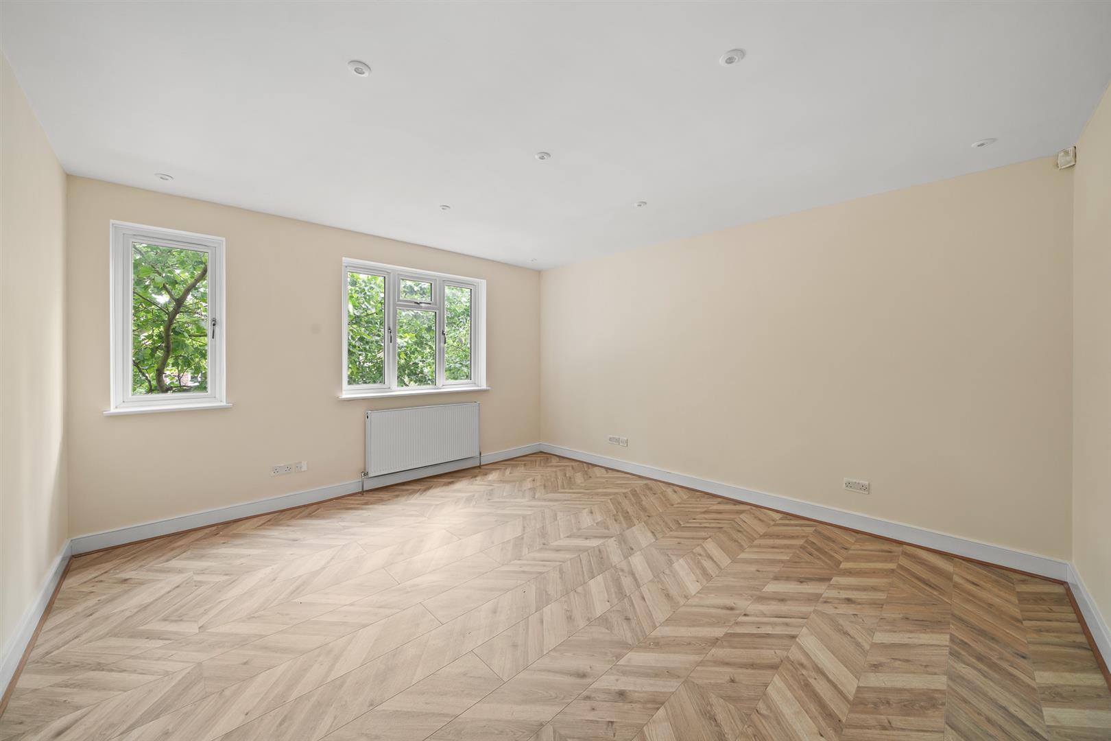 Flat Burnt Ash Lane in Greater London