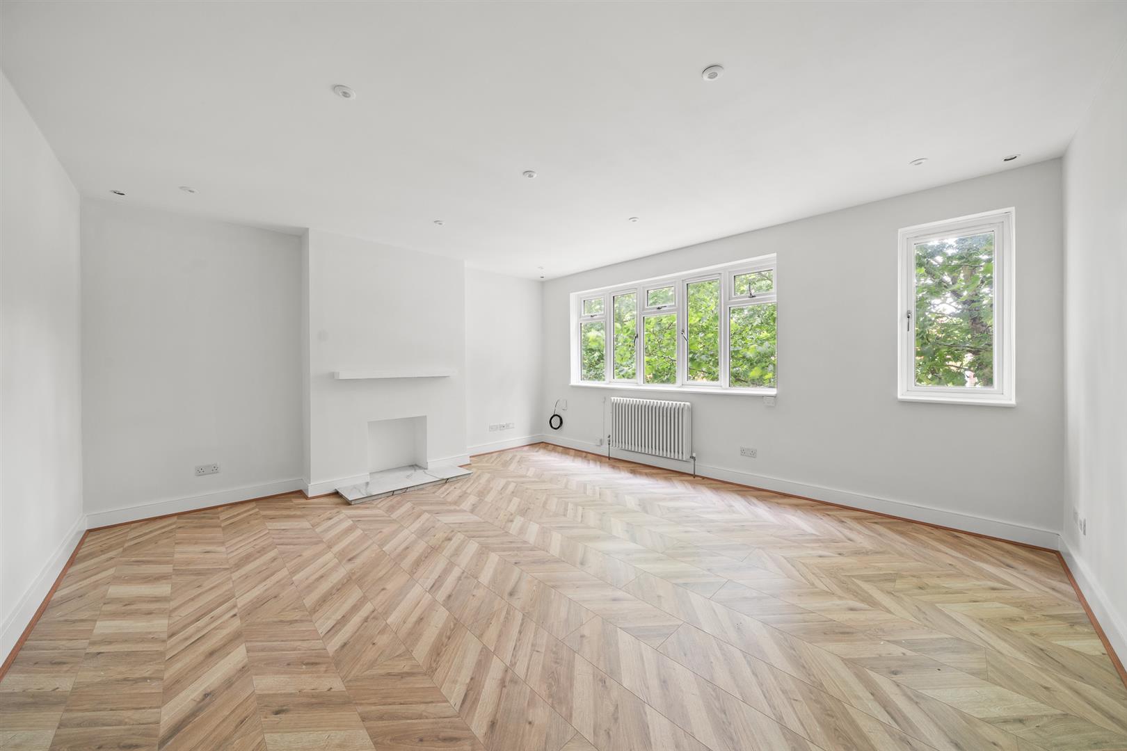 Flat Burnt Ash Lane in Greater London
