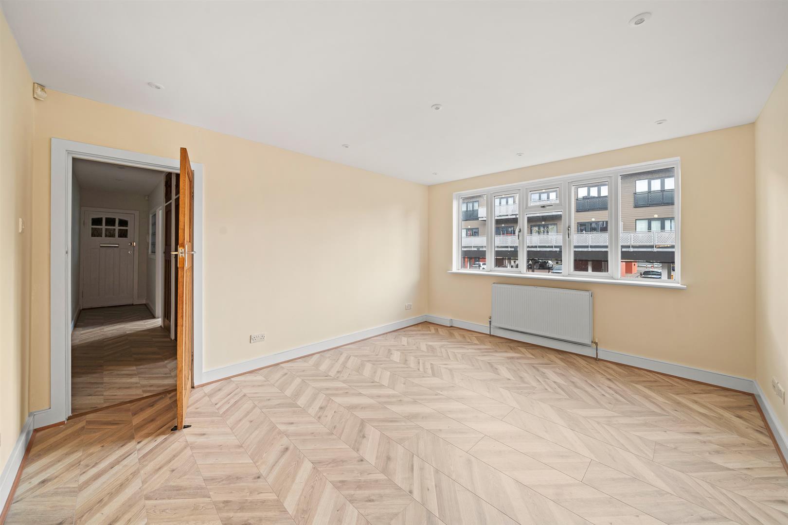 Flat Burnt Ash Lane in Greater London