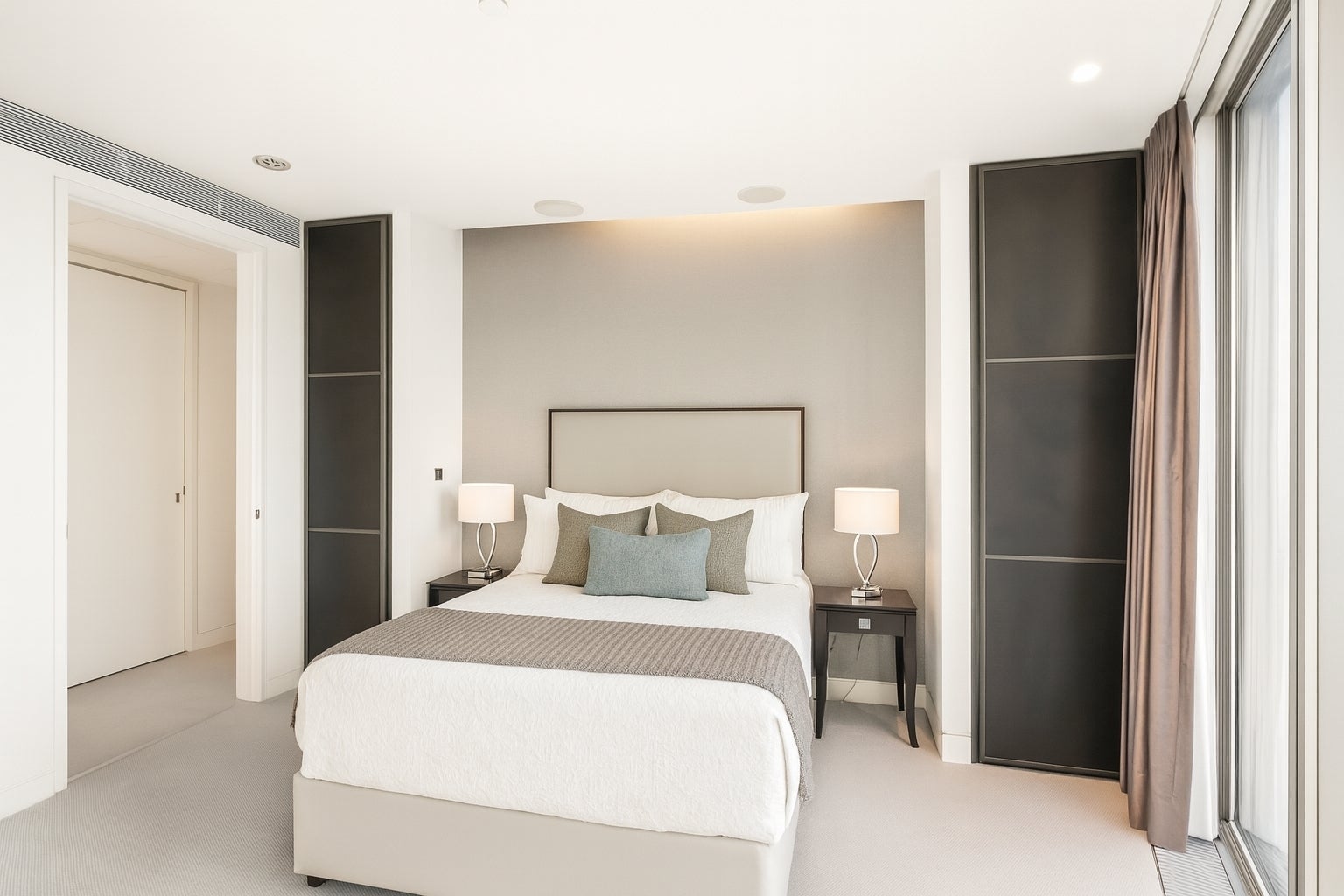 Flat Nine Elms Lane in Greater London