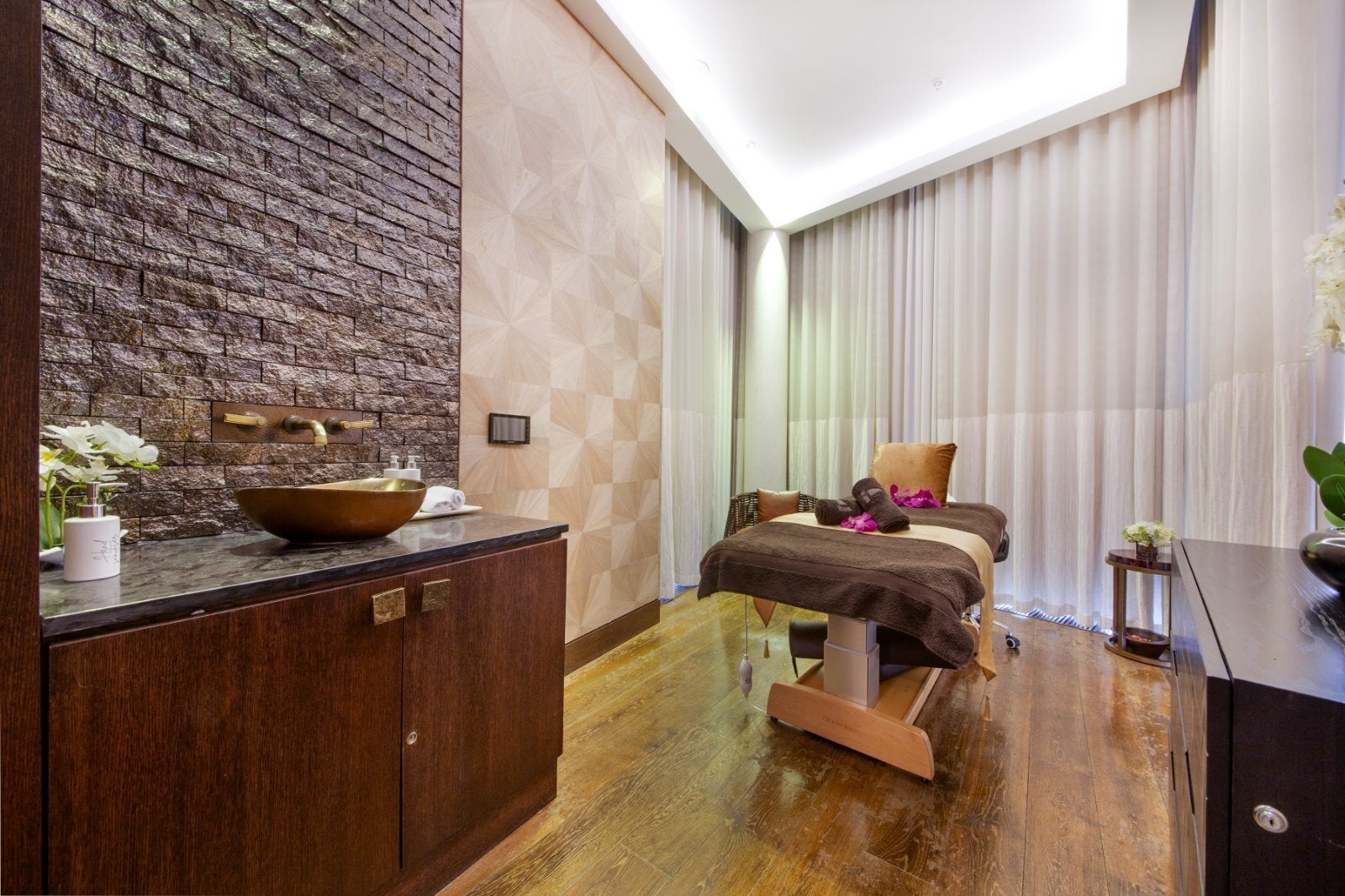 Flat Nine Elms Lane in Greater London