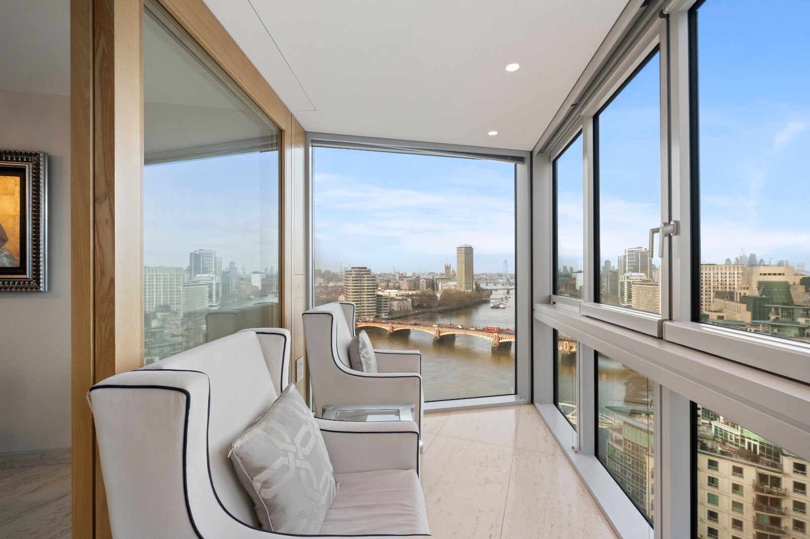 Flat Nine Elms Lane in Greater London