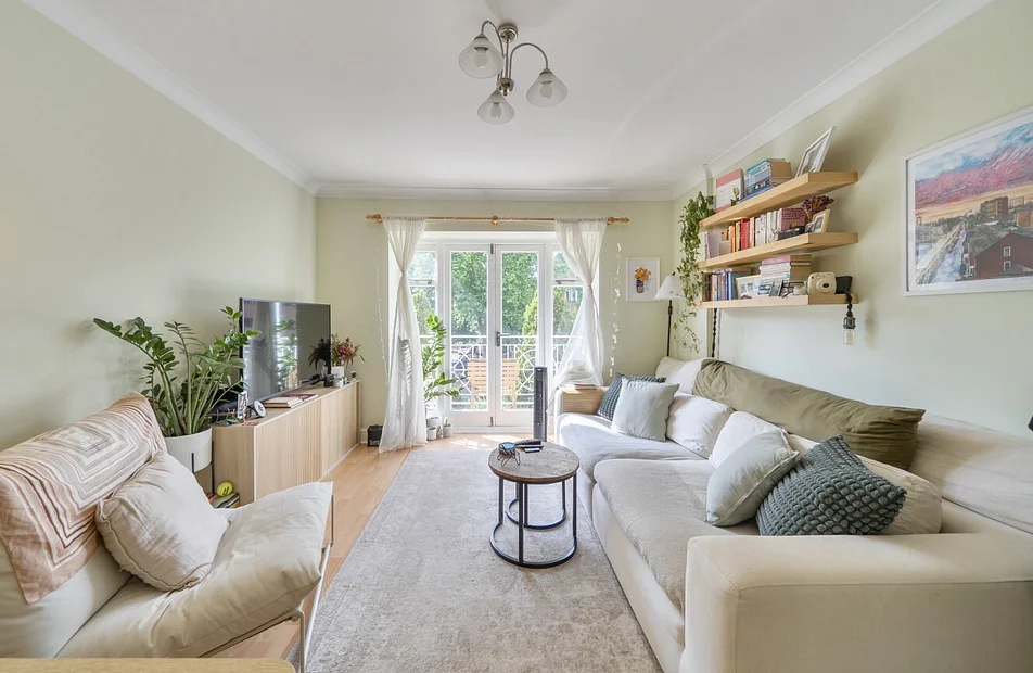 Flat Crescent Road in Greater London