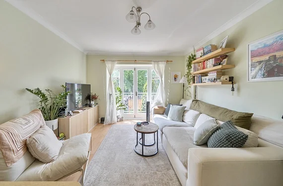 Flat Crescent Road in Greater London