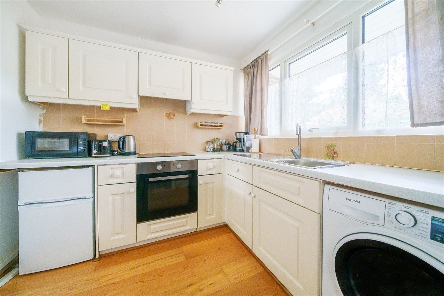 Flat Weverley Court in Reading