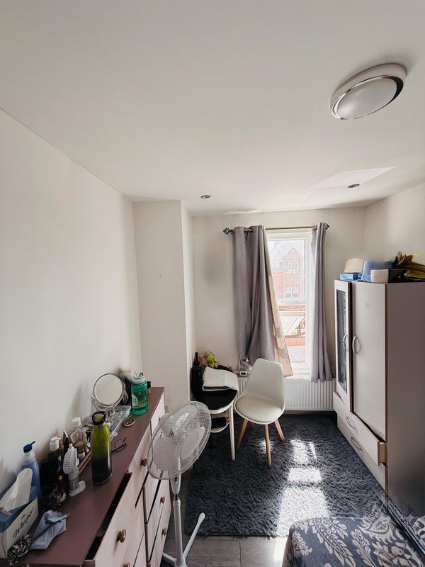 Room High Road Leytonstone in Greater London