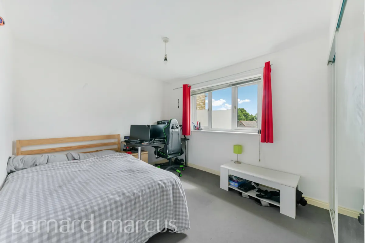 Flat Saint James's Drive in Greater London