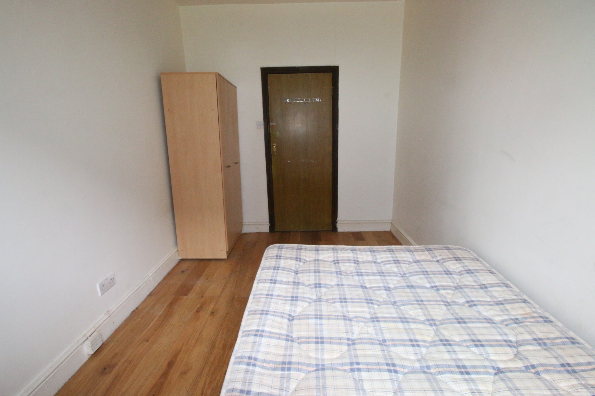 Flat Staines Road in Greater London