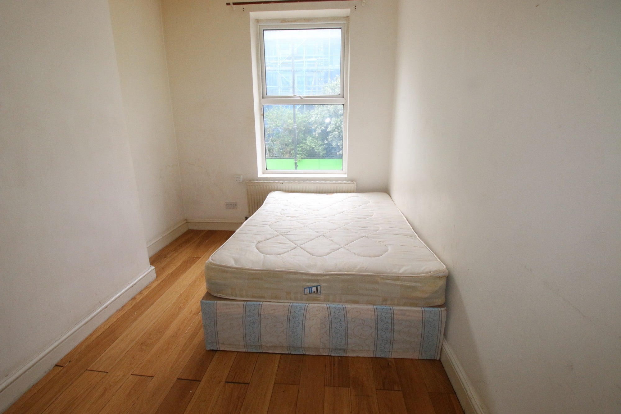 Flat Staines Road in Greater London
