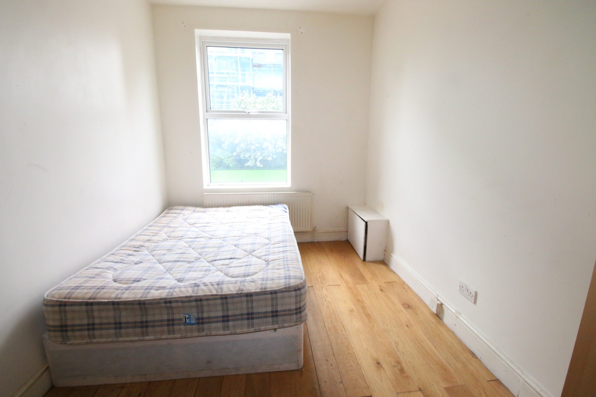 Flat Staines Road in Greater London