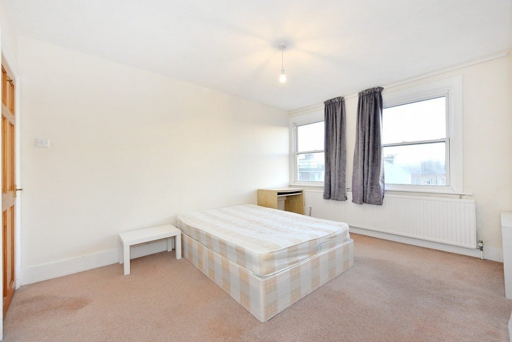 Flat Blythe Road in Greater London