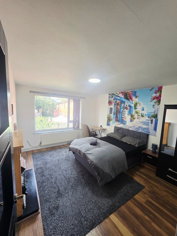 Flat Broxwood Close in Manchester