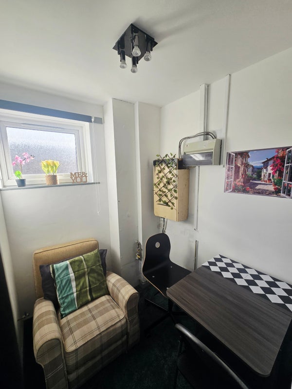 Flat Broxwood Close in Manchester