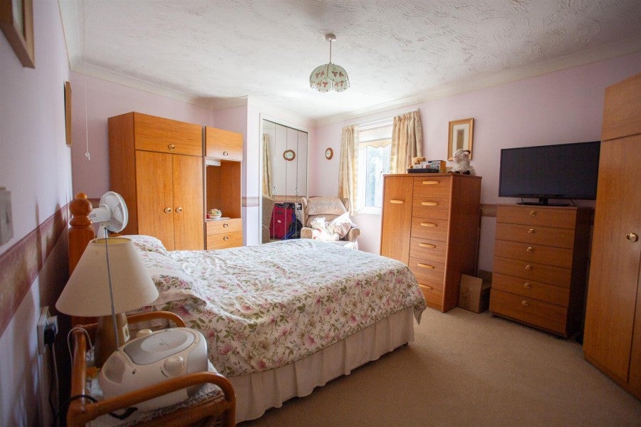 Flat Victoria Avenue in Chard