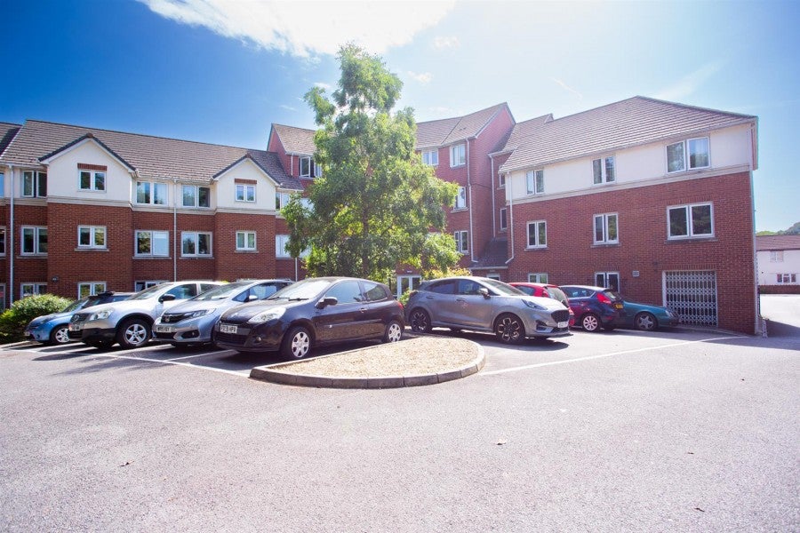 Flat Victoria Avenue in Chard