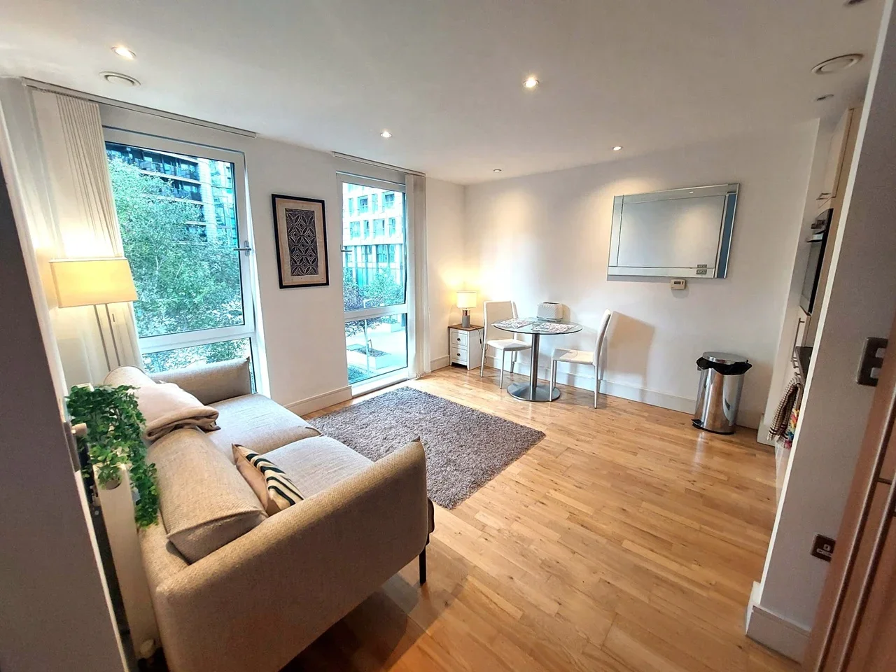 Flat Lincoln Plaza in Greater London