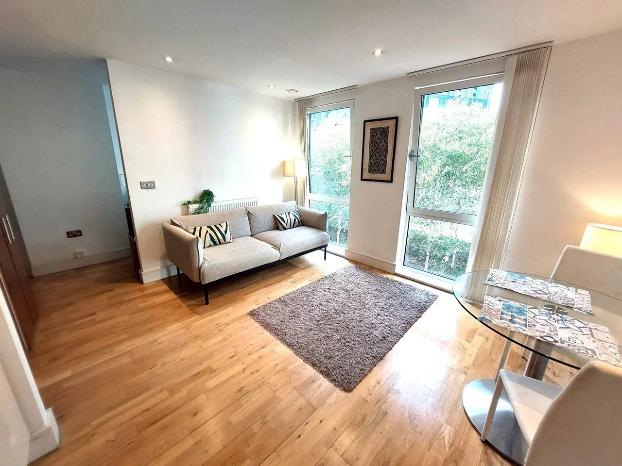 Flat Lincoln Plaza in Greater London