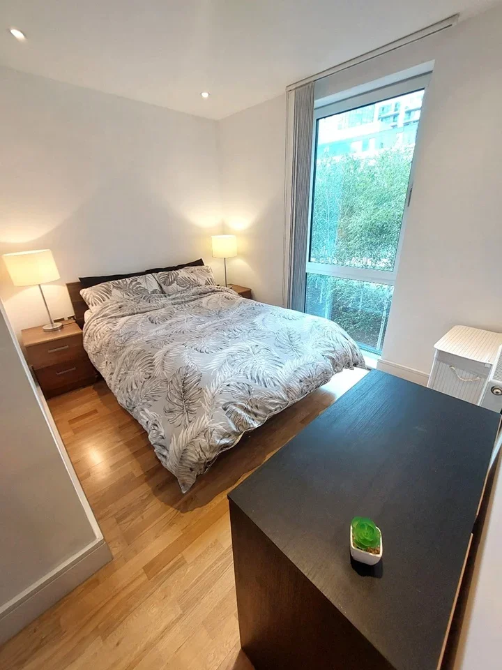 Flat Lincoln Plaza in Greater London
