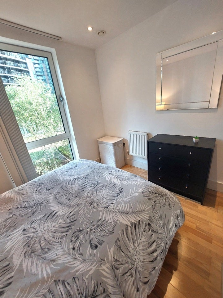 Flat Lincoln Plaza in Greater London