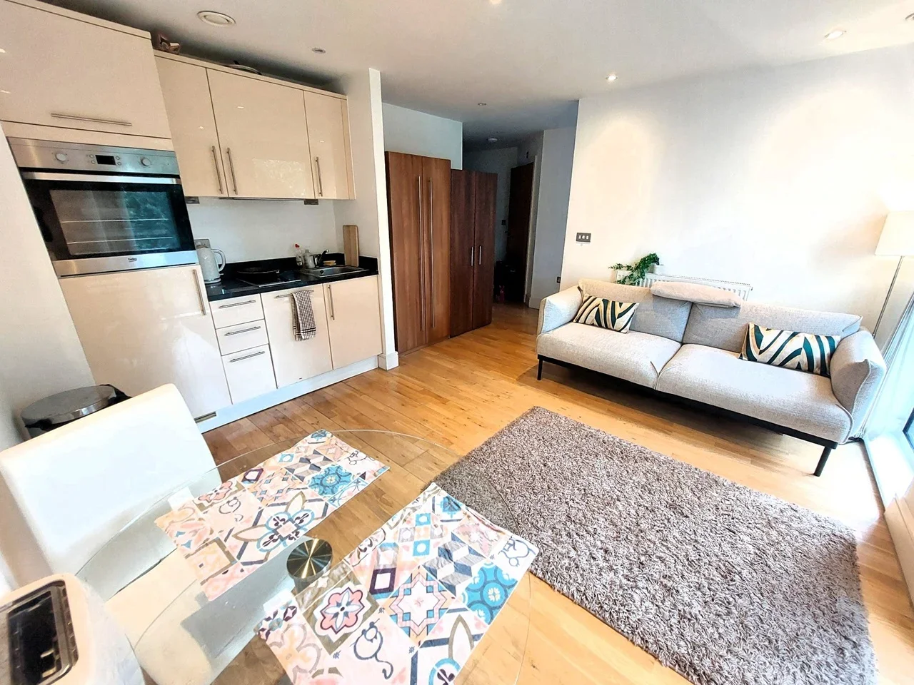 Flat Lincoln Plaza in Greater London