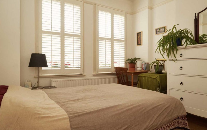 Room Lymington Avenue in Greater London
