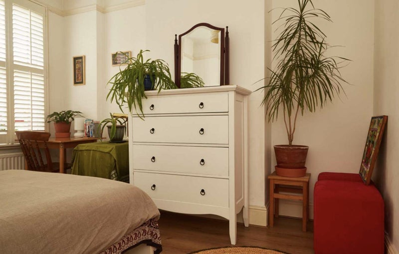 Room Lymington Avenue in Greater London