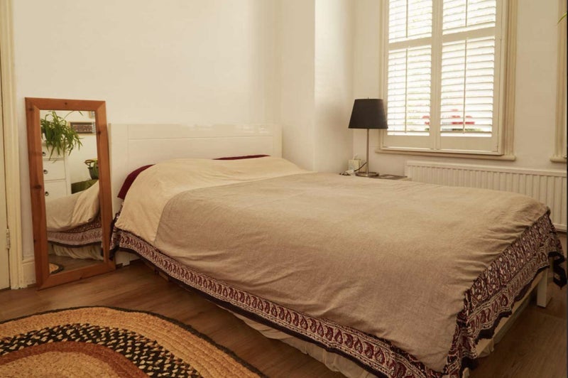 Room Lymington Avenue in Greater London