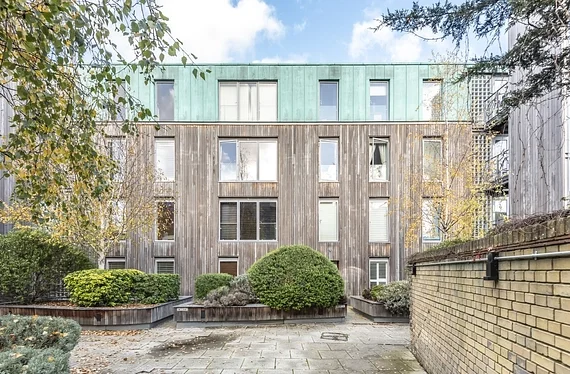 Flat Ormeley Road in Greater London