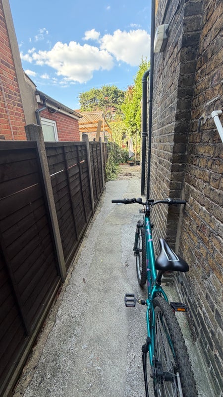 Room Chapter Road in Greater London