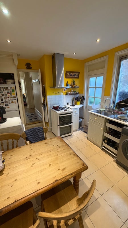 Room Chapter Road in Greater London
