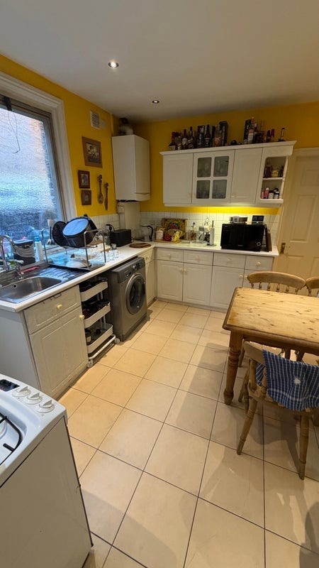 Room Chapter Road in Greater London