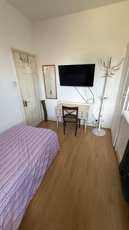 Room Chapter Road in Greater London