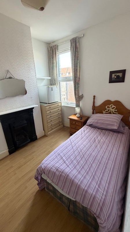 Room Chapter Road in Greater London