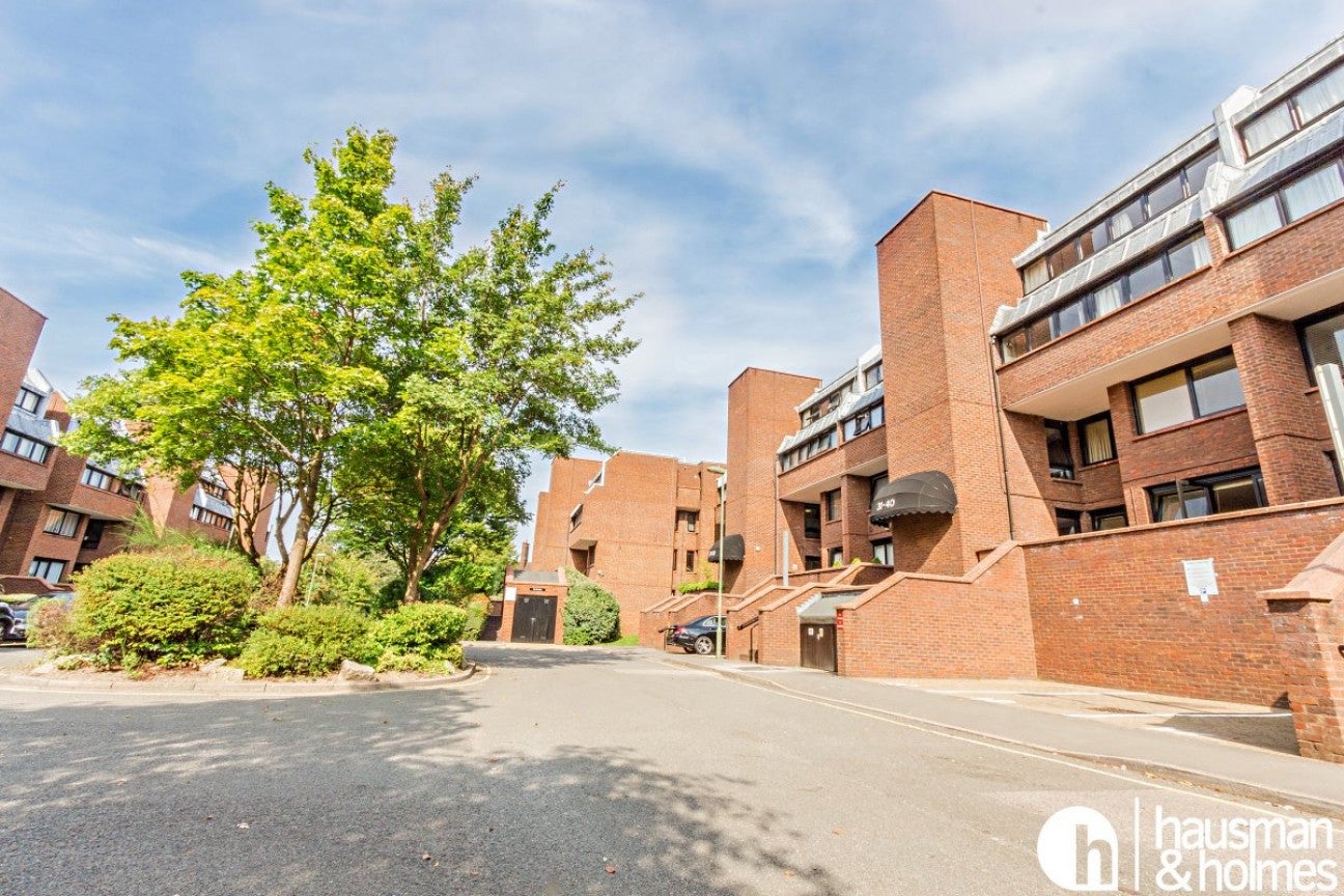 Flat Britten Close in Greater London
