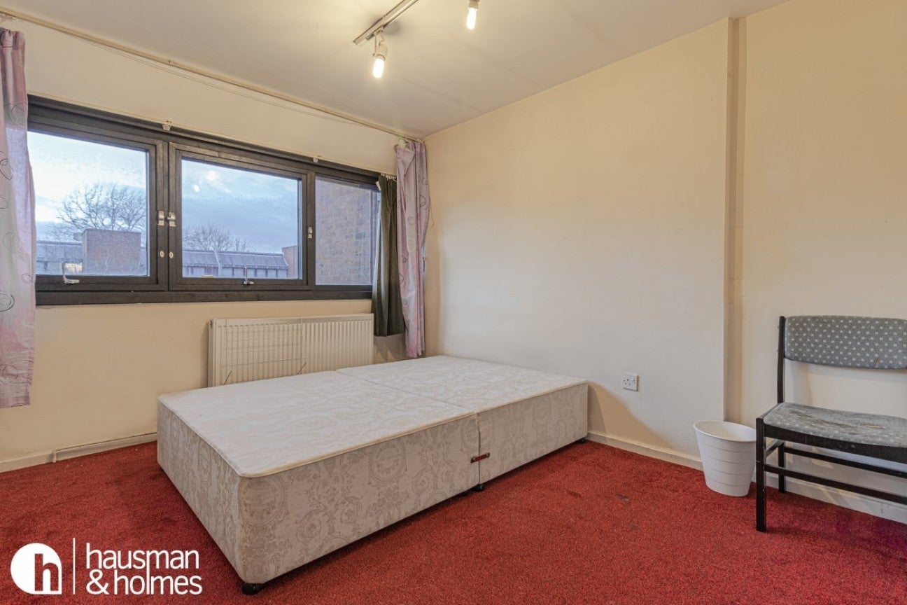 Flat Britten Close in Greater London