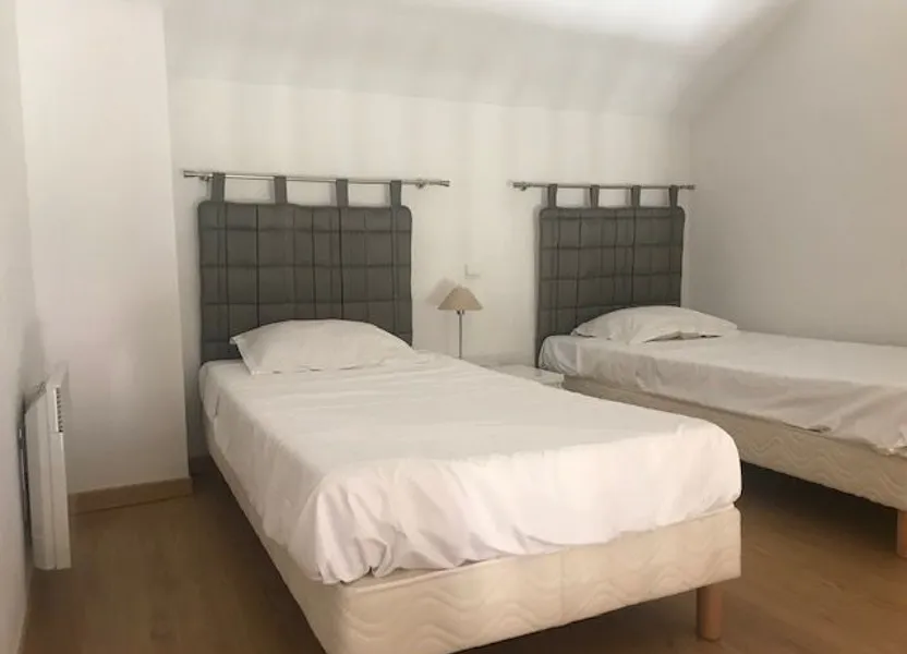 Chambre Avenue de Paris à Signes