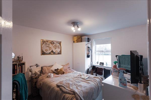 Room St Ivel Way in Bristol