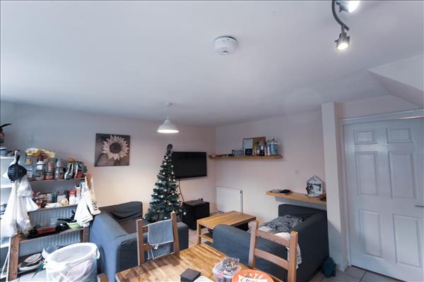 Room St Ivel Way in Bristol
