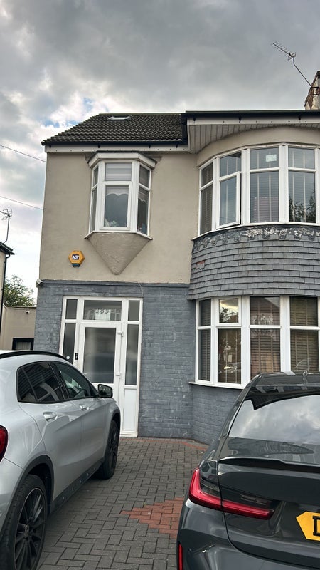 Room Clayhall Avenue in Greater London