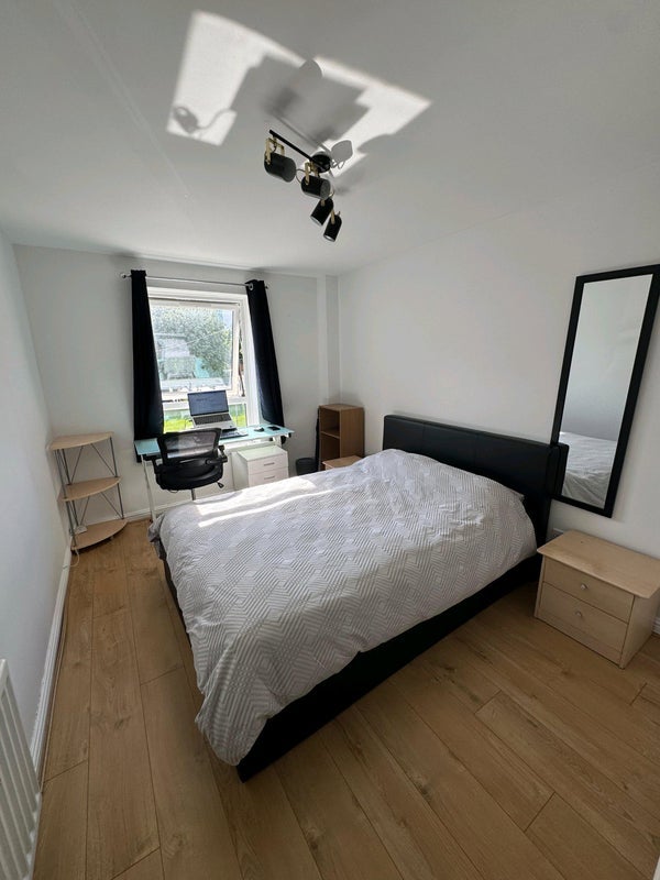 Flat Stewart Street in Greater London